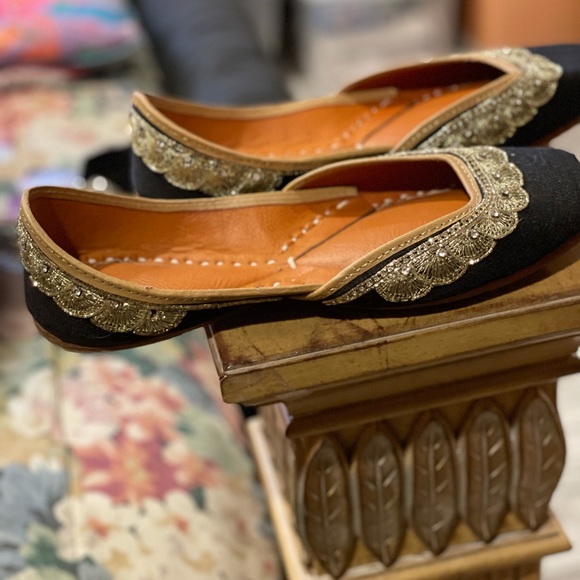 Black and gold shoes - Picture 2 of 2